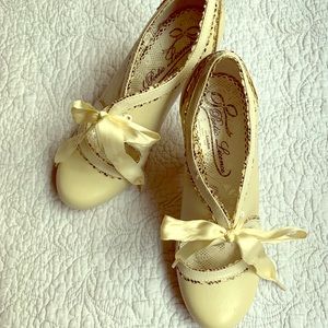 cute heels with satin ribbon tie & scalloped trim
